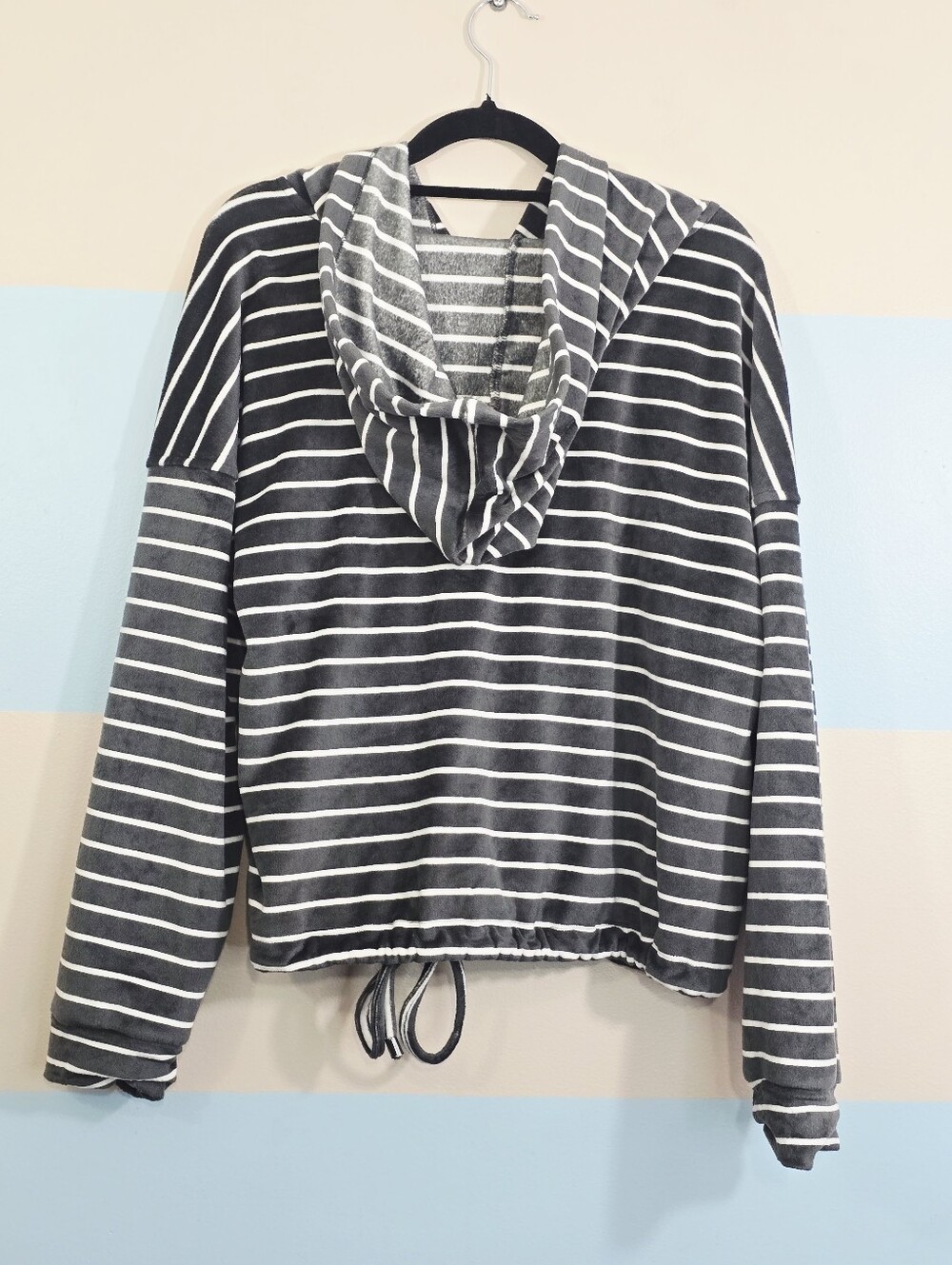 Cable & Gauge Ovetsized Gray and White Striped Hooded Pullover - Picture 5 of 7